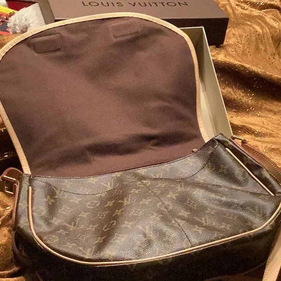 Louis Vuitton Monogram canvas Menilmontant MM - Picture 7 of 13